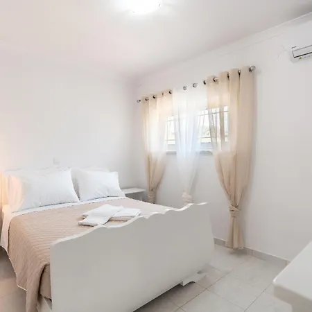 Absinthia Fanes 公寓 *