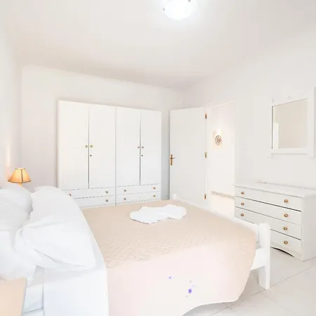 Absinthia Fanes * עיר רודוס