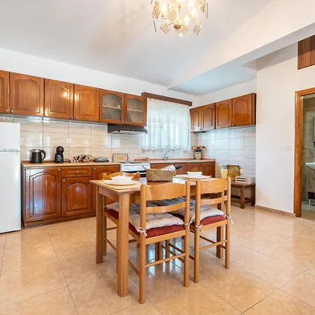 Absinthia Fanes Apartment *